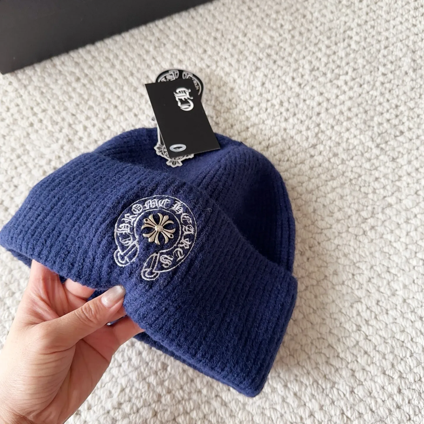 💰60 Crow Heart Autumn and Winter Wool Knitted Beanie This must be a favorite of minimalism. It is clean, neat, fashionable and versatile, and will definitely not be picky about your face shape! A fashionable classic that lasts forever! Fashionable black and white can be purchased together!